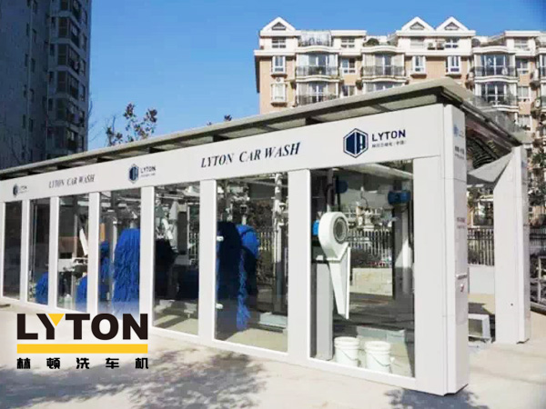 千亿国际游戏官网fx80型隧道式电脑洗车机设备主要模块包含高压预洗系统、超柔侧刷系统、泡沫清洗系统、亮光蜡系统、自动仿形风干系统、智能控制系统等。