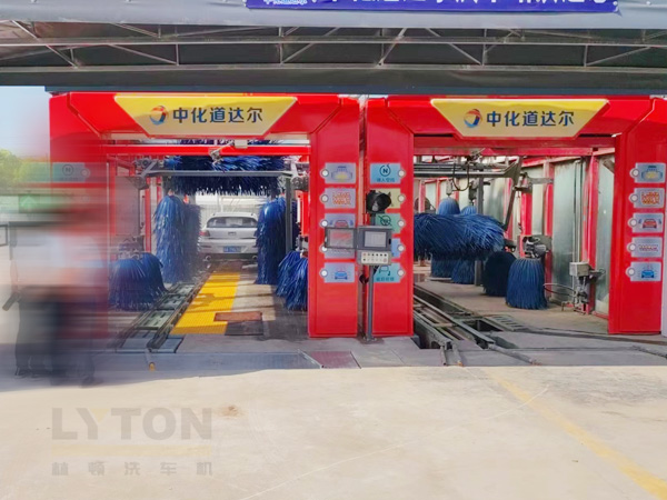 全自动洗车机洗车程序及流程:准备》预洗》主洗》漂洗》高压淋水》烘干吹风》自动喷香