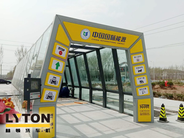 隧道式全自动洗车机——高效、快速、节水的洗车设备,适用于多种车型的清洗。